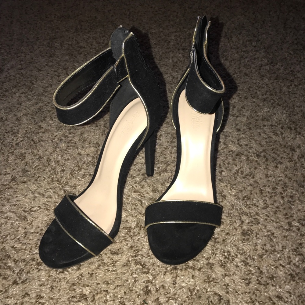 Black heels with gold lining